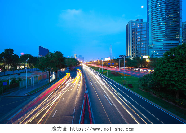 黄昏时分下深圳的高速公路空路表面楼与现代化的城市标志性建筑 